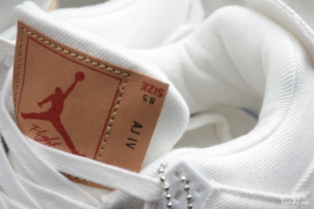 Air Levi's x 4 'White' Jordan AO2571-100 0702